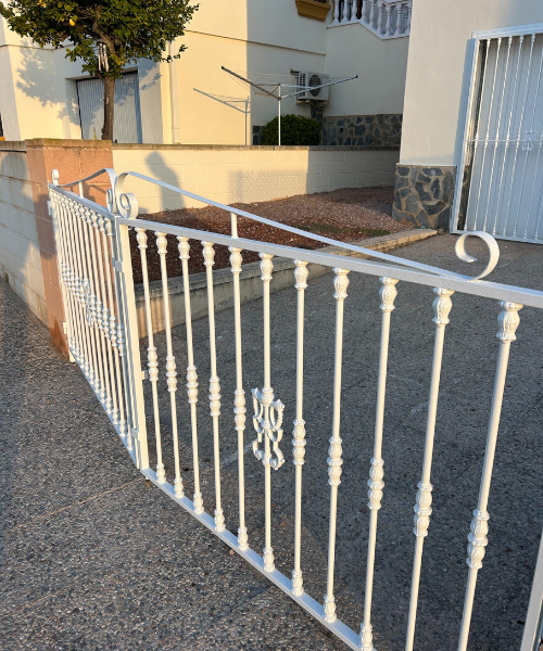 After | Después - Painted Outdoor Gate | Puerta Exterior Pintada